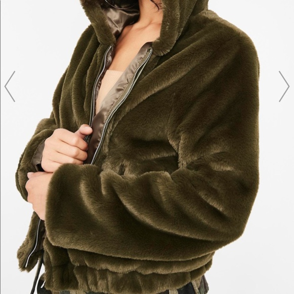 Soft and cozy dark green jacket 💚